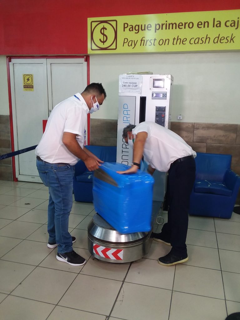 terminal número 3 trabajo con equipajes. aeropuerto José Martí de La Habana 